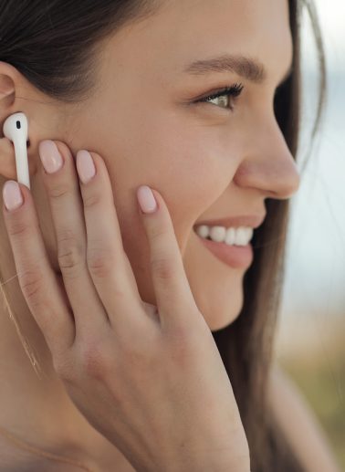 AirPods vs Samsung Galaxy Buds — битва лучших TWS